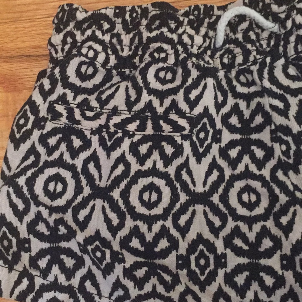 Loose-fitted black and tan shorts - Picture 3 of 6